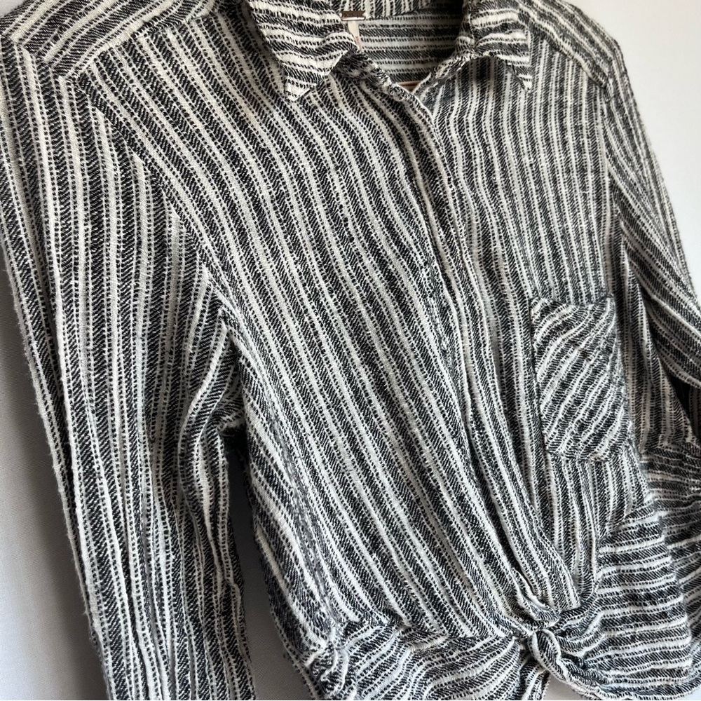 Free People Lust For Life Crop Top Sz S Twist Front Stripe Black White EUC - Picture 14 of 16
